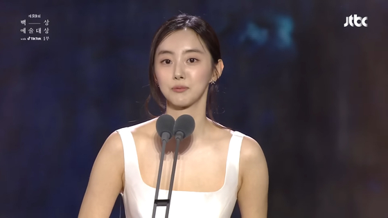Actor Park Se-wan gives a speech after winning the Best Supporting Actress award at the 59th Baeksang Arts Awards' film section for her role in comedy flick ″6/45″ last April. [BAEKSANG ARTS AWARDS ORGANIZING COMMITTEE]