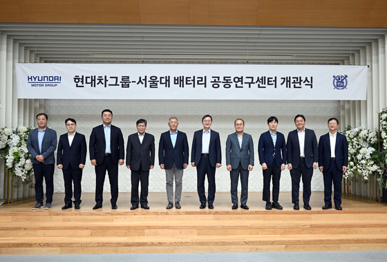  Hyundai Motor Group Executive Chair Euisun Chung, fifth from left, and Seoul National University (SNU) President Ryu Hong-lim, sixth from left, are joined by other executives and officials from the two parties for a photo at an opening ceremony of the joint battery research center at SNU's Gwanak Main Campus in Gwanak District, southern Seoul, on Tuesday. [HYUNDAI MOTOR]