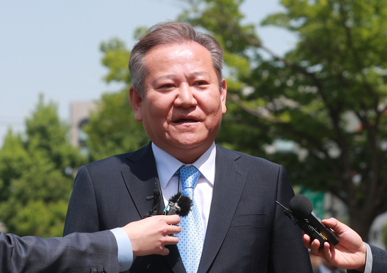 Interior Minister Lee Sang-min speaks to reporters on May 9 outside the Constitutional Court in central Seoul before attending a hearing on his impeachment case. [YONHAP]