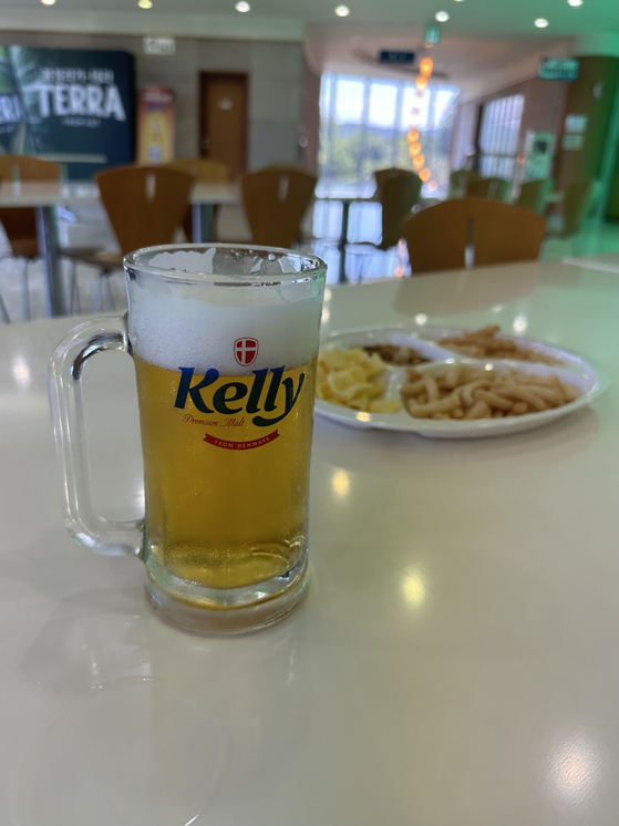 At Hitejinro's Gangwon Brewery, visitors have the opportunity to sample freshly brewed Kelly accompanied by snacks. [SEO JI-EUN]
