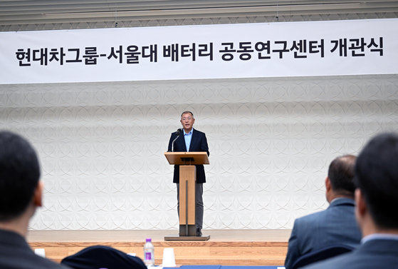 Hyundai Motor Group Executive Chair Euisun Chung gives a speech at an opening ceremony of its joint battery research center with SNU at the school's Gwanak Main Campus in Gwanak District, southern Seoul, on Tuesday. [HYUNDAI MOTOR]