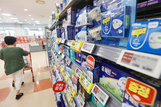 Mosquito repellent products are displayed in an aisle of a discount store in Seoul on Tuesday. The trap index, or the average number of mosquitoes caught in one mosquito trap per day, in urban areas of the country in the first week of July was 87.5, up 83.7 percent on year according to the Korea Disease Control and Prevention Agency. [YONHAP]