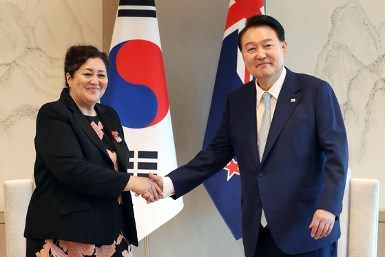 President Yoon Suk Yeol, right, shakes hands with New Zealand Governor-General Cindy Kiro at the presidential office in Yongsan District, central Seoul, Tuesday. [JOINT PRESS CORPS]