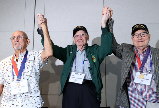 From left, Korean War veterans William Word, Edward Buckner and Colin Thackery, pose for a photo during a press conference in southern Seoul on Tuesday. [YONHAP] 