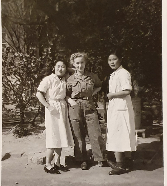 Swedish veteran of the Korean War, Wivie A. Blomberg, center, with Koreans who worked at the field hospital of Sweden in Busan. [WIVIE A. BLOMBERG]