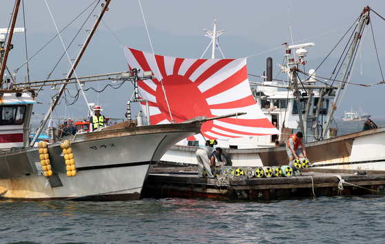 A fishermen's union raise a rising sun flag on the waters near South Jeolla coast on Tuesday in a protest against Japan's release of treated radioactive materials from the crippled Fukushima nuclear plant. [YONHAP]