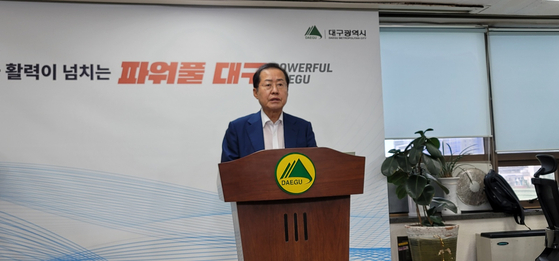 Daegu Mayor Hong Joon-pyo apologizes in a press conference in Daegu on July 19 after coming under fire for playing golf over the weekend when the country was suffering from many casualties and damages due to heavy downpours. [YONHAP] 