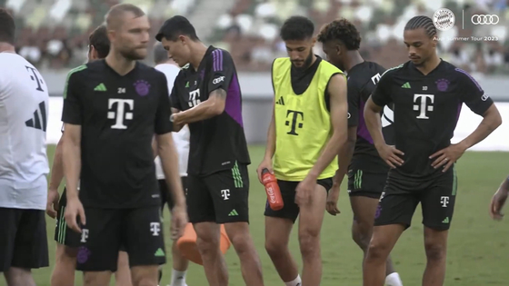 Bayern Munich players train ahead of a friendly against Manchester City in Tokyo, Japan. [ONE FOOTBALL]