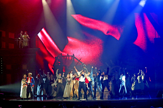 A scene from the 2013 production of "Les Misérables" in Korea [JOONGANG PHOTO]