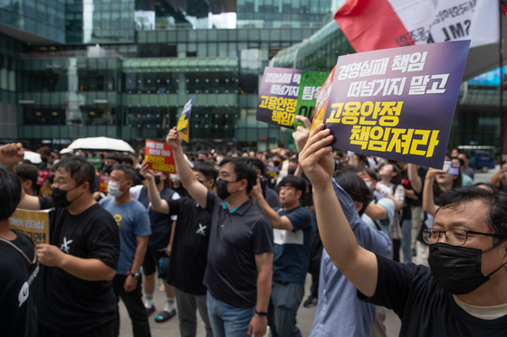 Over 200 unionized workers gathered in front of Kakao's headquarters in Pangyo, Gyeonggi, on Wednesday to protest against recent layoffs conducted by Kakao affiliates. [NEWS1]