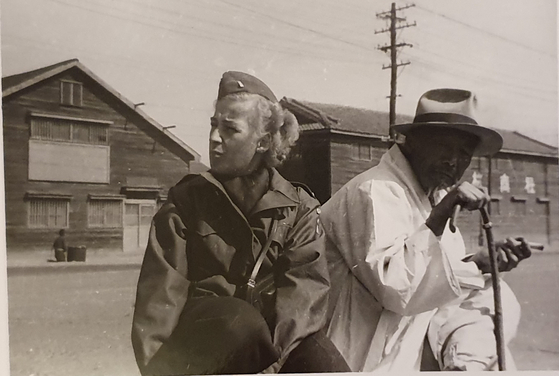 Wivie A. Blomberg, left, nurse at the Swedish field hospital in Busan, in this photo taken with a local Korean. [WIVIE A. BLOMBERG]