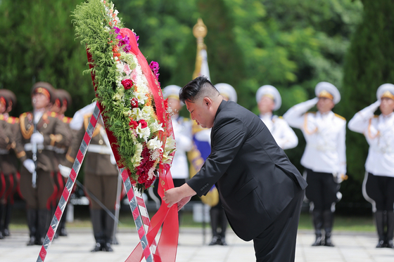 North Korean leader Kim Jong-un offers a wreath at a cemetery for Chinese soldiers killed in the 1950-53 Korean War in Hoechang County, South Pyongan Province, in this photo released by the North's state-controlled Korean Central News Agency on Wednesday. [YONHAP]