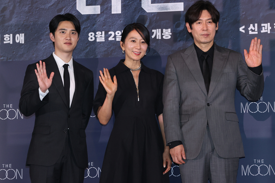From left, actors Do Kyung-soo, Kim Hee-ae and Sul Kyung-gu pose for a photo during a press conference for ″The Moon″ at CGV Yongsan in central Seoul on Tuesday. [YONHAP]