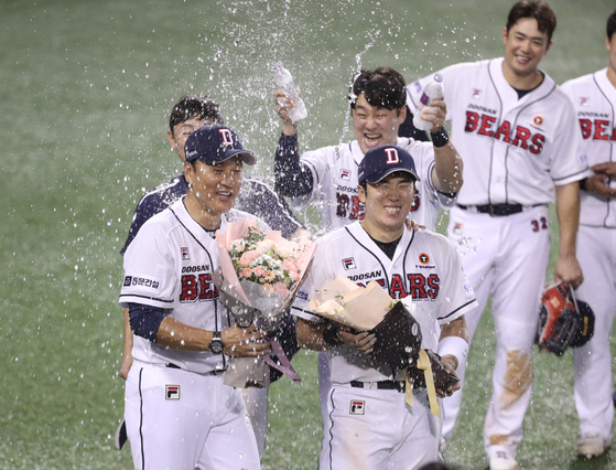 Doosan Bears players spray manager Lee Seung-yuop, left, and captain Heo Kyoung-min with water after beating the Lotte Giants 8-5 at Jamsil Baseball Stadium in southern Seoul on Tuesday to extend the team's winning streak to a club record 11 games.  [NEWS1]