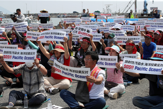 Unionized workers from the fishing industry protest against Japan’s plan to discharge treated radioactive water from the Fukushima nuclear plant at Boseong County, South Jeolla, on Wednesday. [YONHAP]