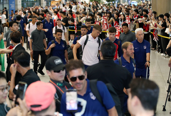 Atletico Madrid manager Diego Simeone, front center, and his squad arrive at Incheon International Airport in Incheon on Tuesday. Atletico will play an all-star Team K-League squad on Thursday at Seoul World Cup Stadium in western Seoul before facing European treble champions Manchester City on Sunday.  [NEWS1]