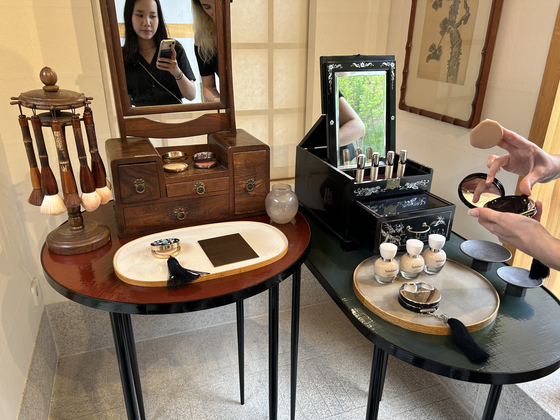 K-campus student reporters test the makeup products at the House of Sulwhasoo Bukchon in Jongno District, central Seoul. [SOFIA DEL FONSO]