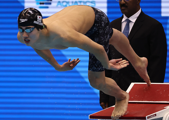 Hwang Sun-woo enters the pool to start the 200-meter freestyle final at the World Aquatics Championships in Fukuoka, Japan on Tuesday.  [YONHAP]