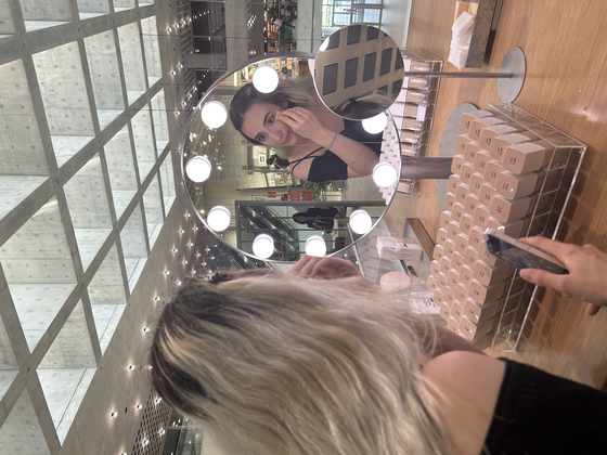 Student reporter Mireia Martinez tries out foundations at Amorepacific’s headquarters in Yongsan District, central Seoul. [RYU JI-HYO]