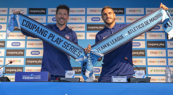 Atletico Madrid manager Diego Simeone, left, and captain Koke pose for a photo during a pre-game press conference at Seoul World Cup Stadium in Mapo District, western Seoul on Wednesday ahead of Thursday's preseason game against Team K League. [NEWS1]