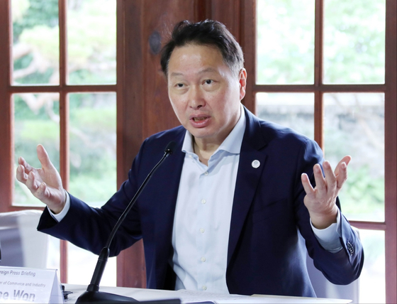 Chey Tae-won, chairman of the Korea Chamber of Commerce and Industry (KCCI), speaks during a foreign press conference held in central Seoul on Wednesday. [KCCI]