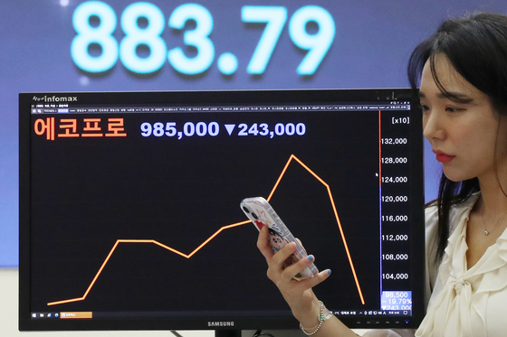 Stock prices of Kosdaq-listed EcoPro dived under 1 million won to finish at 985,000 won per share Thursday, a drop of 19.79 percent compared to the previous trading day. [NEWS1]