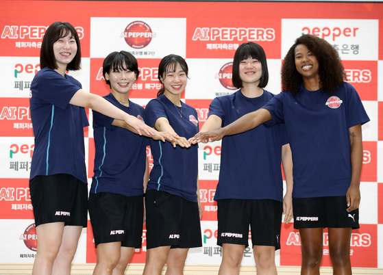 From left: Park Jeong-ah, Oh Ji-young, Lee Ko-eun, Lee Han-bi and Mar-Jana Phillips pose for a photo during a media day at Pepper Stadium in Gwangju on July 19. [YONHAP] 