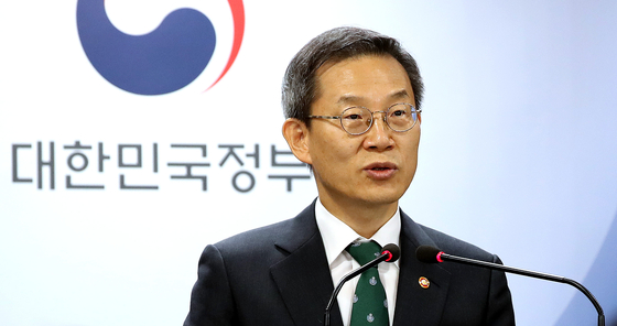 Lee Jong-ho, Minister of Science and ICT, speaks during a press briefing held in the government complex in central Seoul, Thursday. [NEWS1]