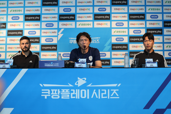 From left: Cesinha, Team K League manager Hong Myung-bo and Kim Young-gwon hold a pre-game press conferenceat Seoul World Cup Stadium in Mapo District, western Seoul on Wednesday ahead of Team K League's game against Atletico Madrid on Thursday. [YONHAP]