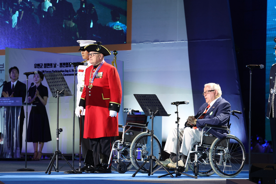 Colin Thackery, left, a British veteran and winner of ″Britain's Got Talent,” and Patrick Finn, right, an American veteran, preform the Korean folk song ″Arirang” Thursday at the Busan Cinema Center. [JOINT PRESS CORPS]