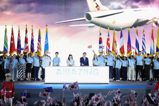 President Yoon Suk Yeol, New Zealand Governor-General Cindy Kiro and other foreign dignitaries take part in a ceremony commemorating the 70th anniversary of the Armistice Agreement that ended the Korean War at Busan Cinema Center in Busan on Thursday evening. [JOINT PRESS CORPS]