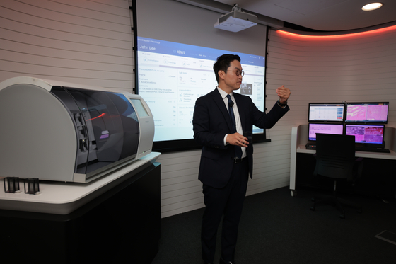 Kevin Kim, head of health systems solutions at Philips APAC, demonstrates Royal Philips’ digital healthcare technology at the company’s Singapore office on Wednesday. [ROYAL PHILIPS]