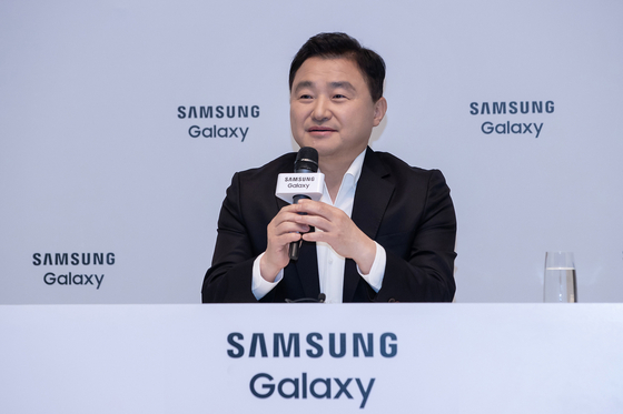 Samsung Electronics President Roh Tae-moon in charge of mobile business speaks during a press conference held Friday. [SAMSUNG ELECTRONICS]