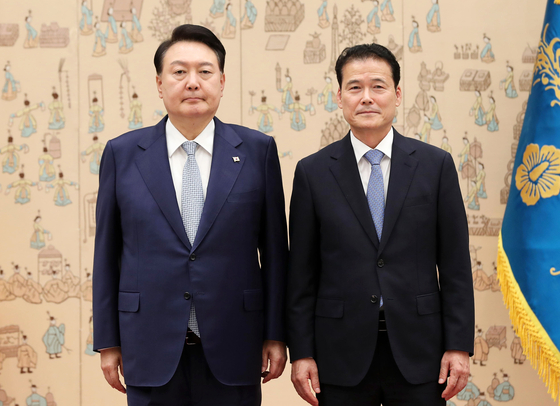 President Yoon Suk Yeol, left, takes a commemorative photo with Kim Yung-ho after appointing him as his new unification minister at the Yongsan presidential office Friday afternoon. [JOINT PRESS CORPS] 