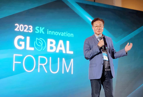 SK Innovation Vice Chairman Kim Jun speaks at a forum held in California in June. [YONHAP] 