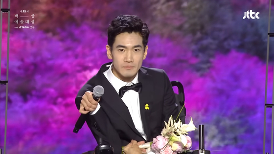 Actor Ha Ji-sung gives a speech after winning the Best Actor award at the 59th Baeksang Arts' Awards play section for his role as Richard Gloucester in ″Teenage Dick″ last April. [SCREEN CAPTURE]