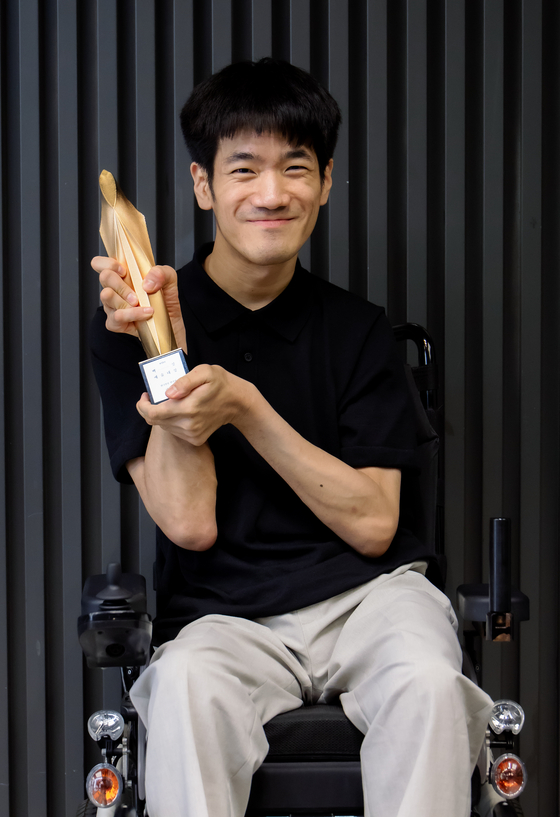 Actor Ha Ji-sung, winner of the Best Actor award at the 59th Baeksang Arts' Awards play section for his role as Richard Gloucester in ″Teenage Dick,″ poses for photos after an interview with the Korea JoongAng Daily in western Seoul. [BAEKSANG ARTS AWARDS ORGANIZING COMMITTEE]