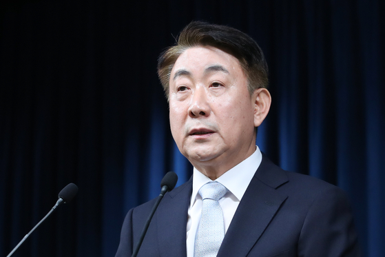 Lee Dong-kwan, the nominee for chairman of the Korea Communications Commission, speaks to reporters at the Yongsan presidential office on Friday. [JOINT PRESS CORPS]