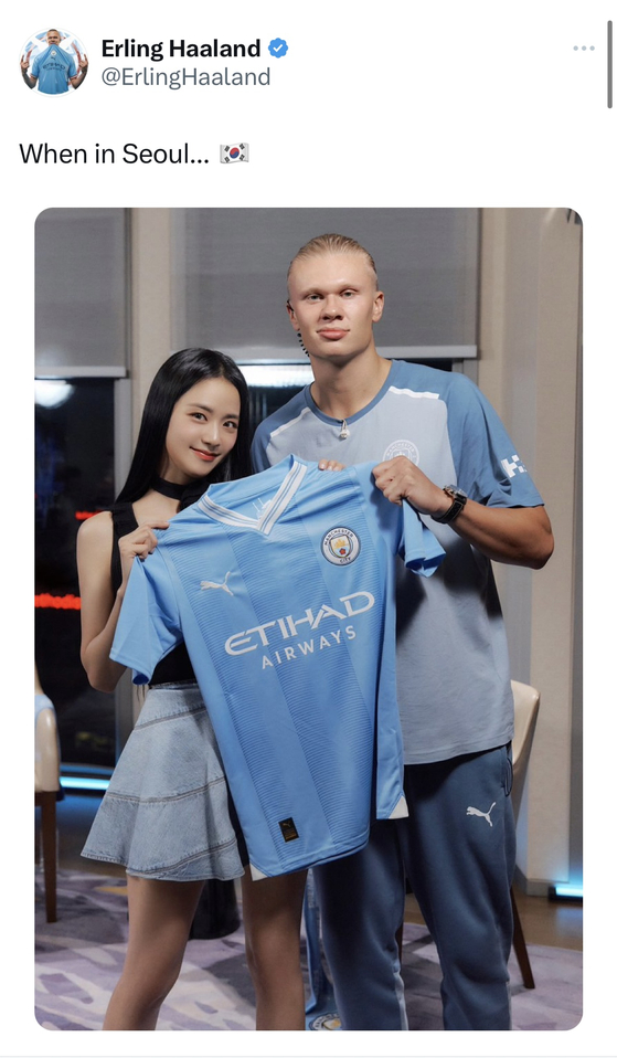 Manchester City star Erling Haaland poses with Blackpink's Jisoo in a photo posted on the footballer's official Twitter account on Friday. Haaland and the Man City squad are in Korea to play an exhibition game against Atletico Madrid at Seoul World Cup Stadium in western Seoul on Sunday. [SCREEN CAPTURE]