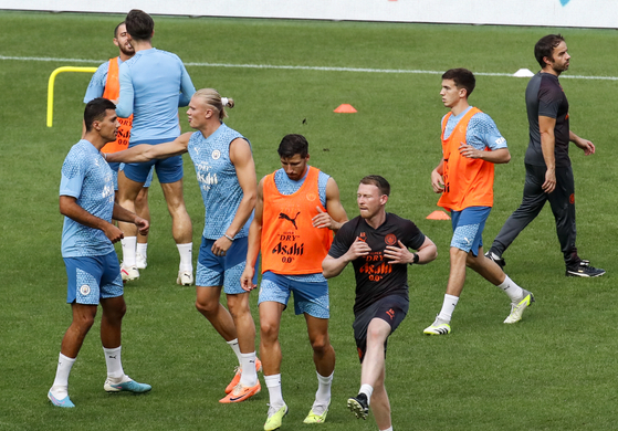 Manchester City players train at Seoul World Cup Stadium in Mapo District, western Seoul on Saturday ahead of Sunday's preseason game against Atletico Madrid. [NEWS1]