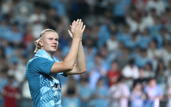 Erling Haaland applauds the crowd at the end of a game between Manchester City and Atletico Madrid at Seoul World Cup Stadium in western Seoul on Sunday.  [NEWS1]