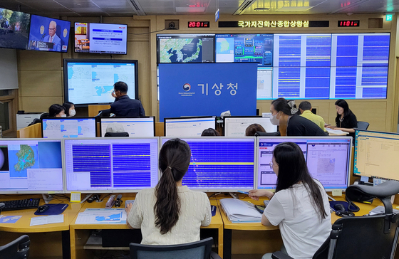 Korea Meteorological Administration employees at an office in Dongjak District, Seoul, on Sunday analyzing the earthquake that occured on Saturday. The earthquake was the third strongest this year. However, it was the strongest that occured on land as the two other earthquakes happened offshore. [YONHAP]
