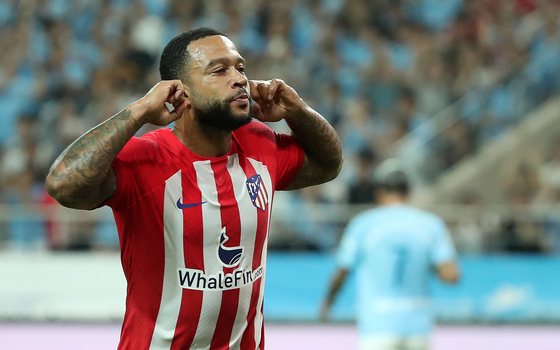 Atletico Madrid's Memphis Depay celebrates scoring the opening goal of a game against Manchester City at Seoul World Cup Stadium in western Seoul on Sunday.  [NEWS1]