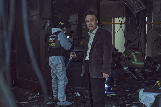Lee Sung-min in a scene of the Disney+ original drama series “Shadow Detective” Season 2 [WALT DISNEY COMPANY KOREA]