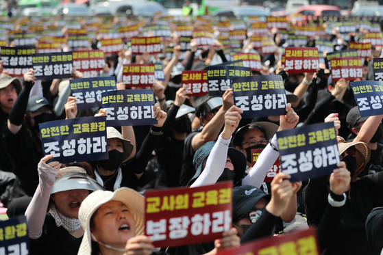 Teachers demand improvements in working conditions and protection of their classroom rights during a mass rally held in Jongno District, central Seoul, on Saturday. [NEWS1] 