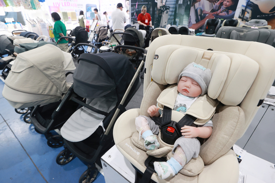 A baby fair promoting products and services related to pregnancy, childbirth and childcare took place at the Seoul Trade Exhibition & Convention in Gangnam District, southern Seoul, on June 29. [YONHAP]