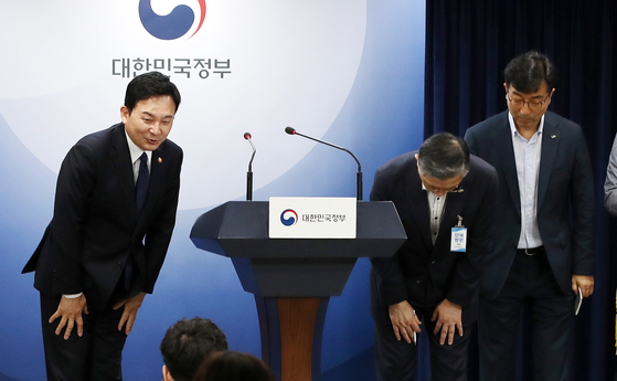 Land Minister Won Hee-ryong, far left, and LH President Lee Han-joon, second from left, apologize over shoddy construction of LH apartment complexes on Monday in central Seoul. [NEWS1]