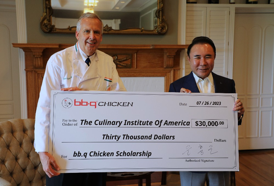 Chairman Yoon Hong-geun of Genesis BBQ Group, right, visits CIA New York Campus and presents a $30,000 scholarship for nurturing future leaders in the food service industry to CMS Mark Erickson. [GENESIS BBQ]