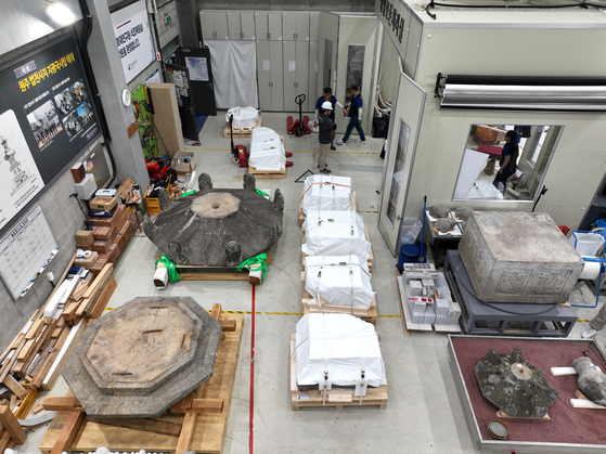 Officials at the Cultural Heritage Conservation Science Center in Daejeon get parts of Stupa of State Preceptor Jigwang at Beopcheon Temple in Wonju ready to be transferred back to Wonju in Gangwon on Thursday. [CHA] 