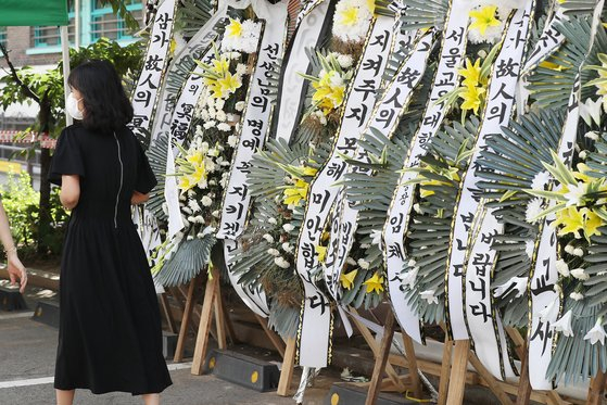 A person on Friday visits a memorial altar for a 23-year-old teacher who took her own life, located at Seoul Gangnam Seocho District Office of Education in southern Seoul. The teacher was found dead in a classroom at Seoul Seo 2 Elementary School in Seocho District, southern Seoul, on July 18. [NEWS1] 